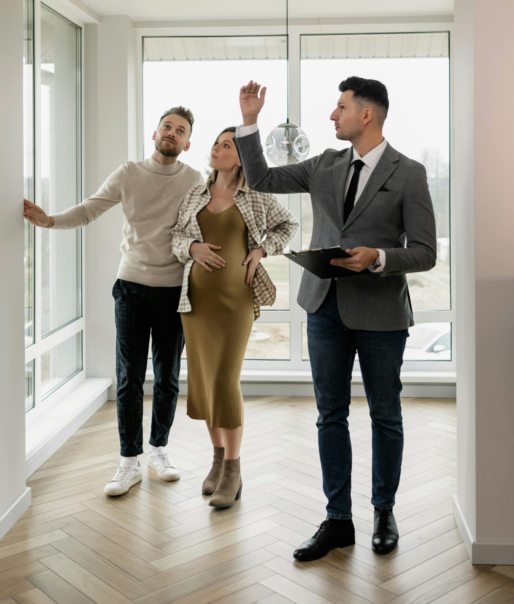 buyer's-agent-showing-home